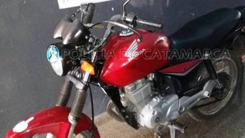 Aprehenden a un joven, secuestran "una espadita" y recuperan una moto