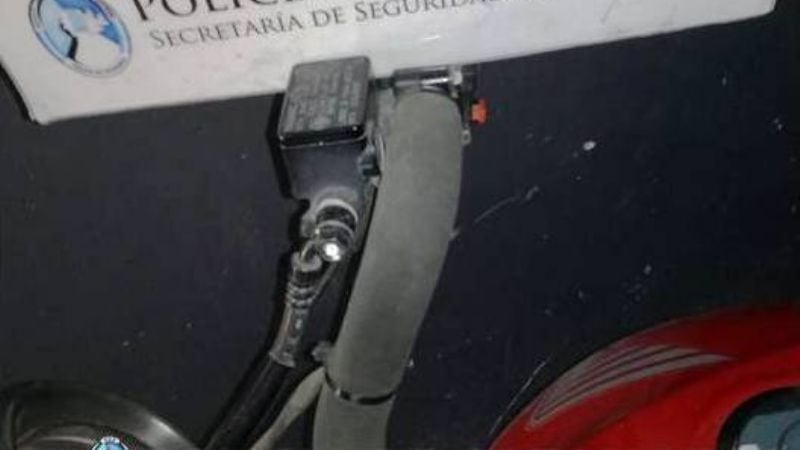 Aprehenden a un joven, secuestran "una espadita" y recuperan una moto