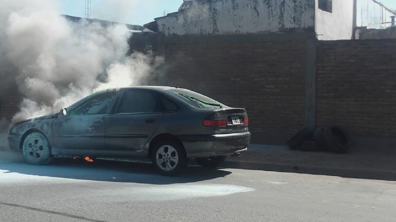 Se prendió fuego un auto