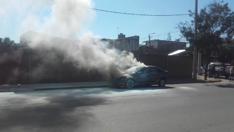 Se prendió fuego un auto