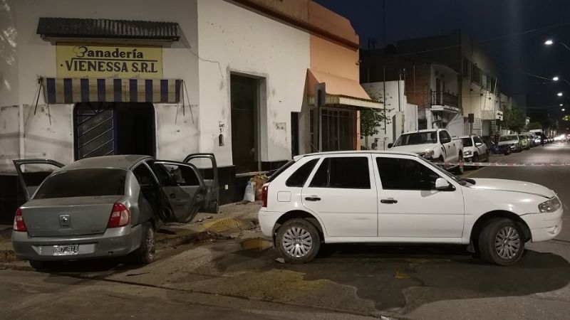 Chocaron y un auto casi termina dentro de una panadería