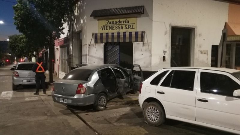 Chocaron y un auto casi termina dentro de una panadería