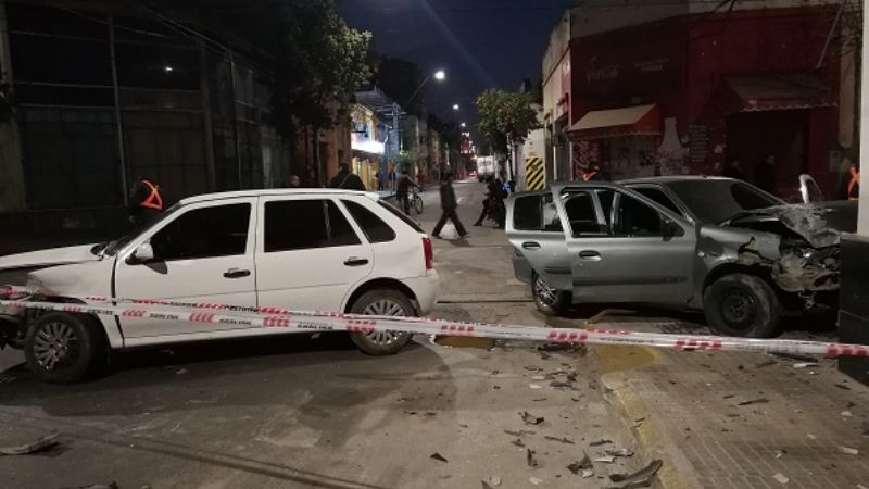 Chocaron y un auto casi termina dentro de una panadería