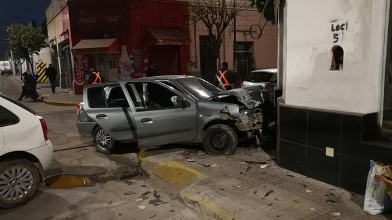 Chocaron y un auto casi termina dentro de una panadería