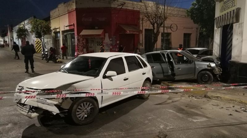 Chocaron y un auto casi termina dentro de una panadería