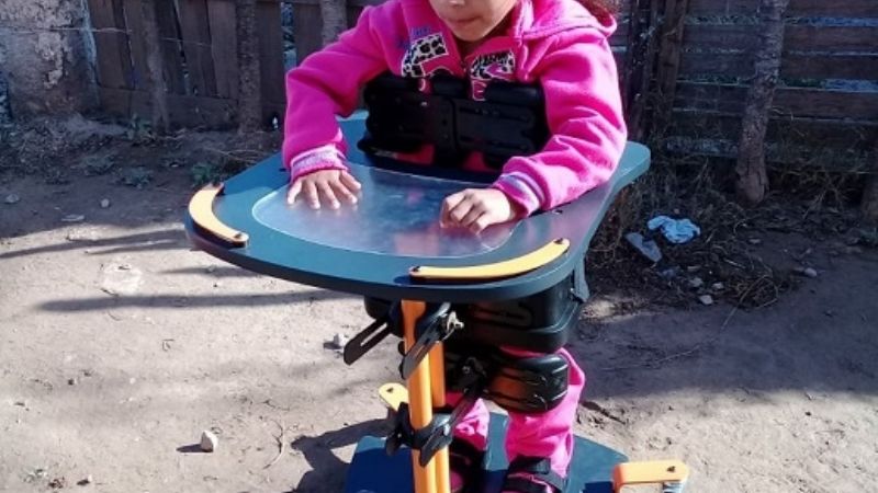 Magali recibió su bipedestador stand Up