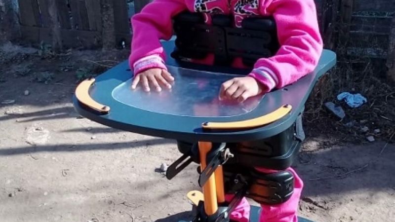 Magali recibió su bipedestador stand Up