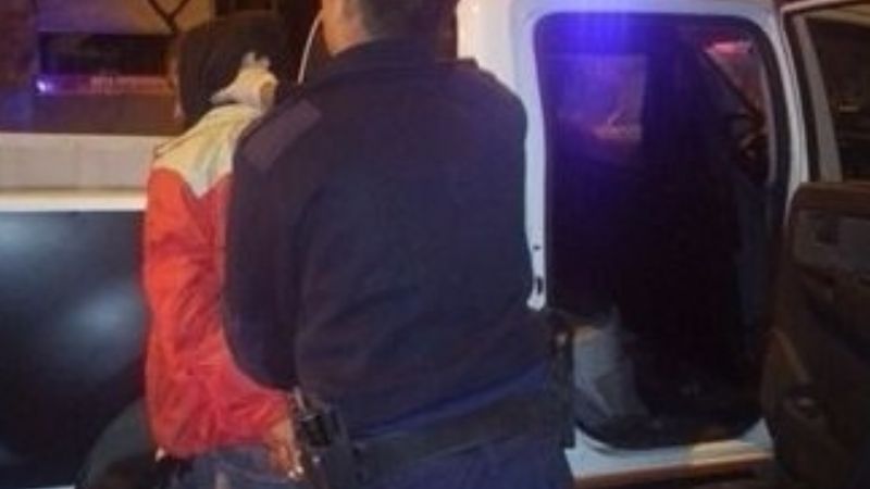 Destrozó los muebles de la casa y amenazó de muerte a su pareja