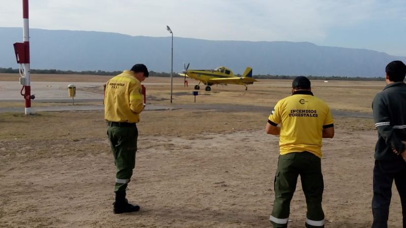 Llegó el avión hidrante para apagar el incendio de olivares