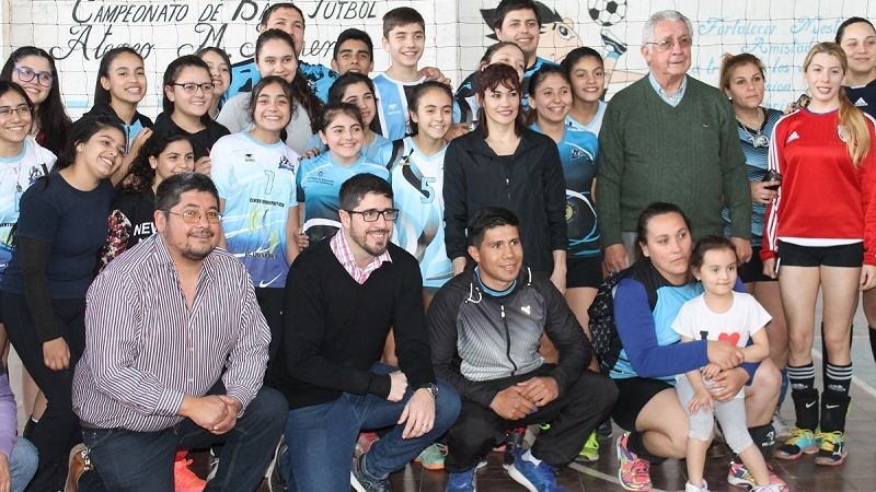 Simpática visita de “La Tigresa” Acuña al Ateneo