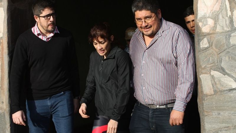 Simpática visita de “La Tigresa” Acuña al Ateneo