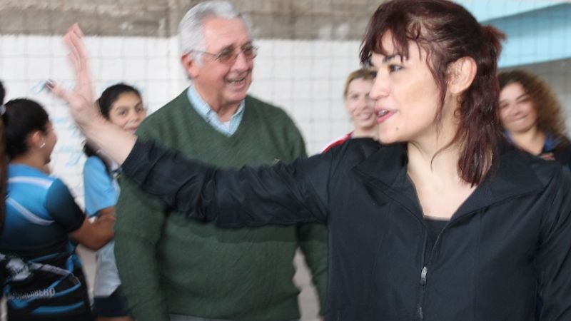 Simpática visita de “La Tigresa” Acuña al Ateneo