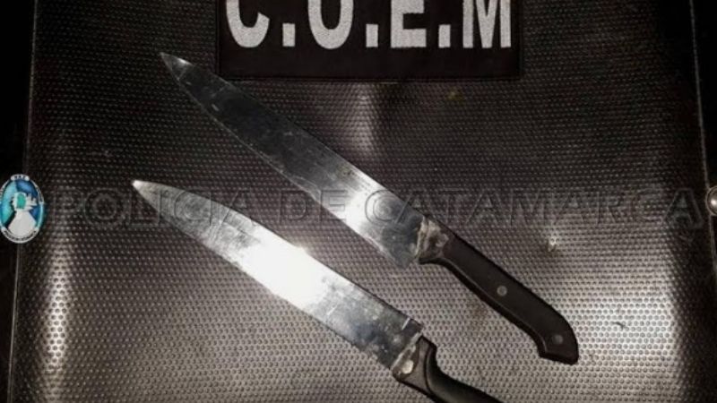 Amenazó de muerte a un hombre con dos cuchillos