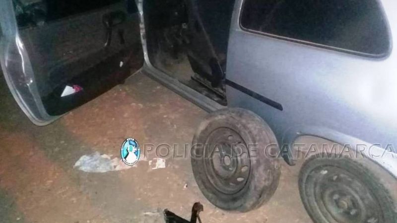 Lo sorprendió en el garaje robando las ruedas del auto