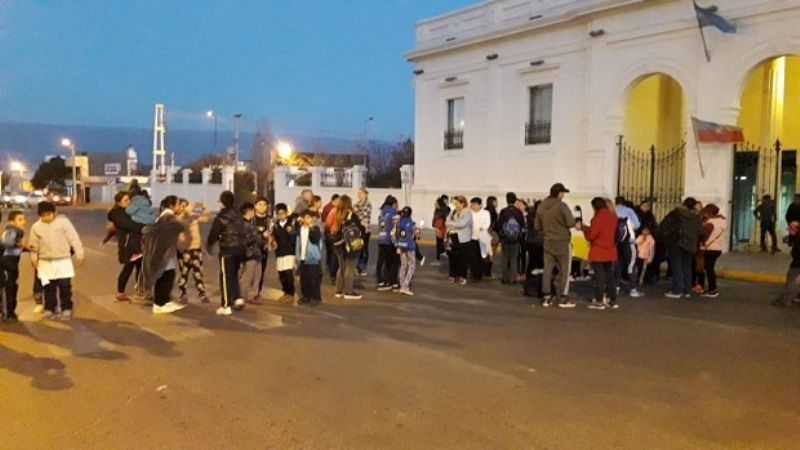 Piquete frente a la Muni: se oponen al traslado de una escuela