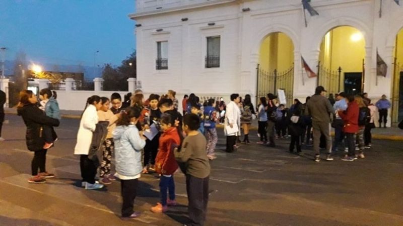 Piquete frente a la Muni: se oponen al traslado de una escuela