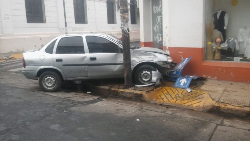 Un auto se estrelló contra un local en pleno centro