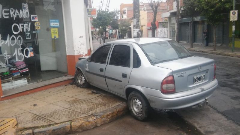 Un auto se estrelló contra un local en pleno centro