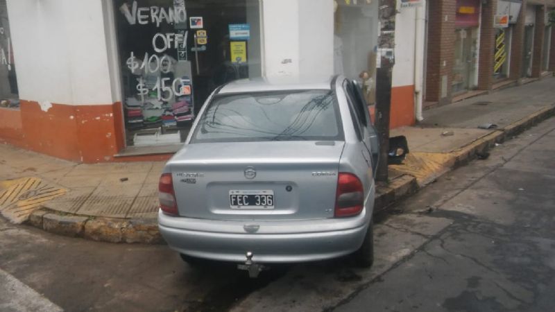 Un auto se estrelló contra un local en pleno centro
