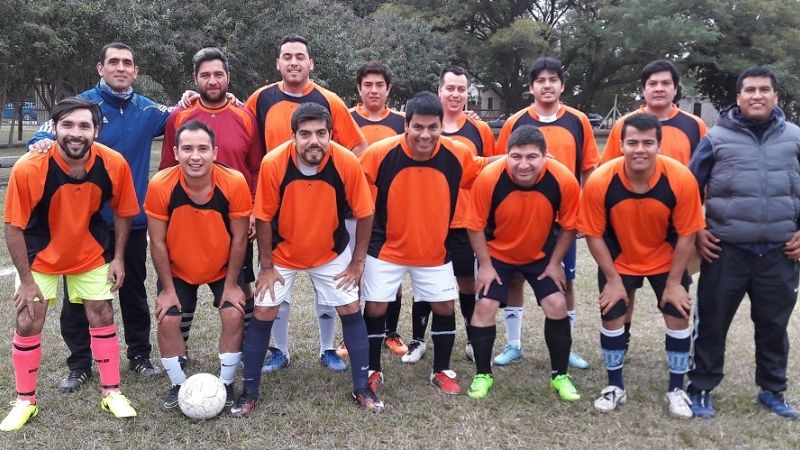 Los Médicos acarician el título en la Maxi