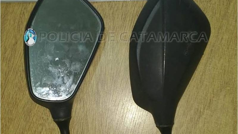 Sorprenden a un joven robando los espejos de una moto