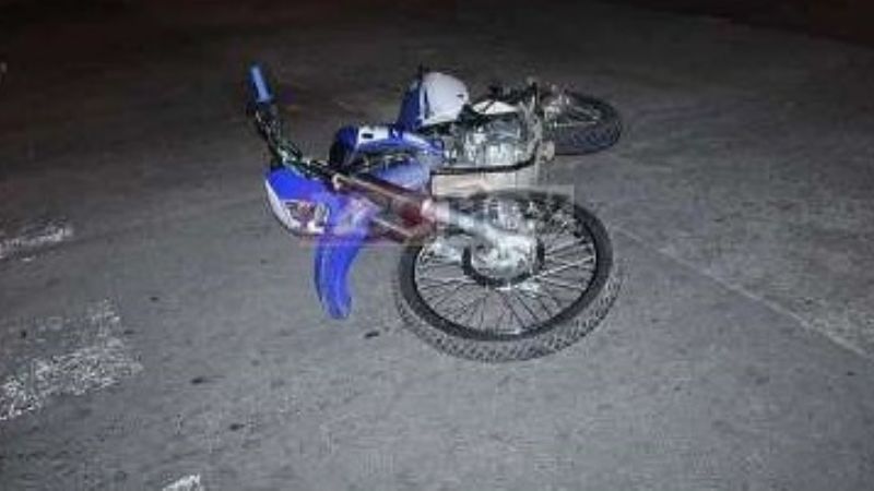 Motociclista chocó contra un auto y terminó herido