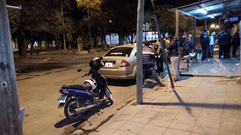 Harta por el bullicio en una panchería, los escrachó en Facebook