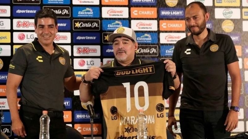 Maradona asumió como DT en Dorados de México