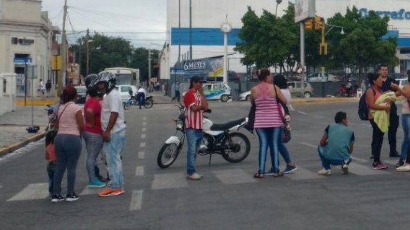 Desesperados por trabajo casi se prenden fuego