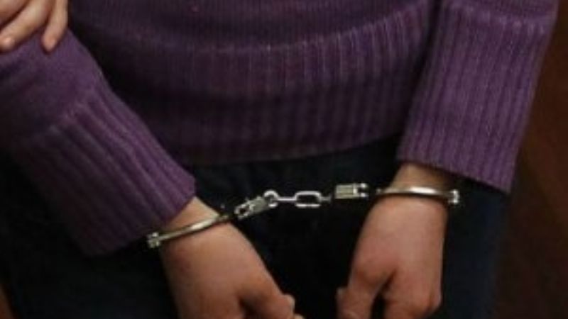 Mujer quedó detenida por golpear a un hombre
