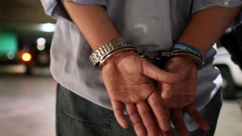 Arrestan a dos jóvenes