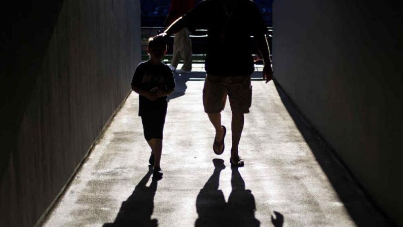 Multa de 80 mil pesos a una mujer por obstruir el vínculo entre padre e hijo