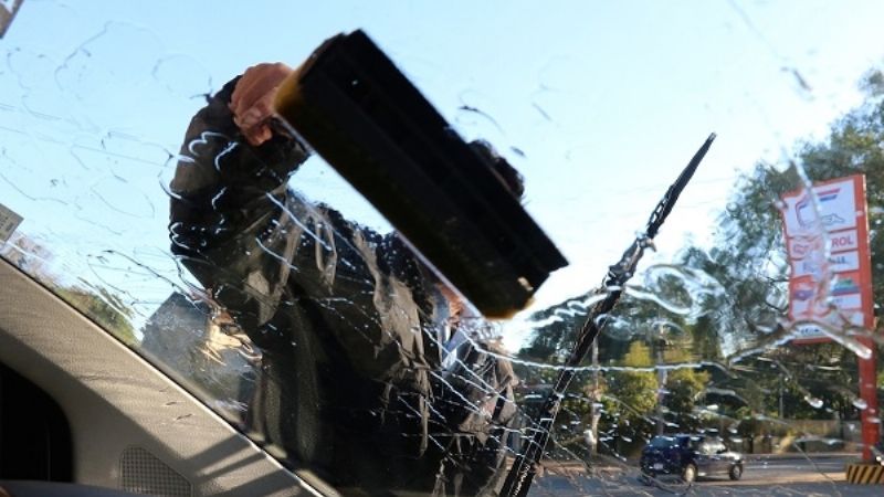 Arrestan a dos limpiavidrios