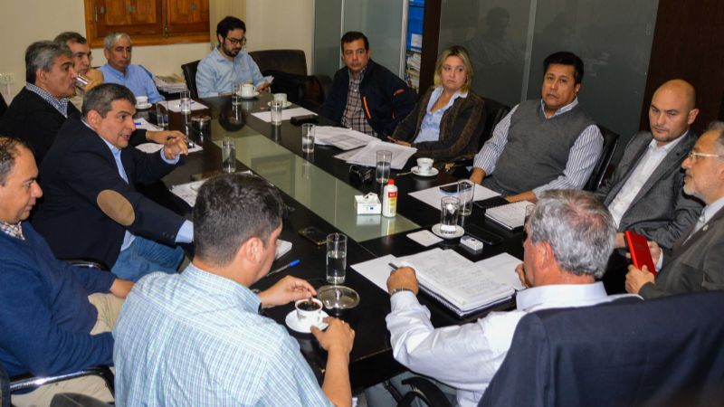 Reunión de trabajo entre Solá Jais y el equipo hídrico de Obras Públicas