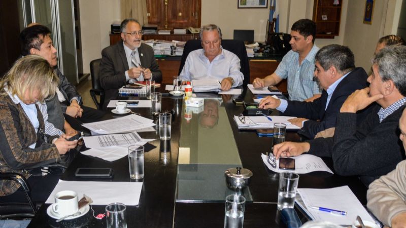Reunión de trabajo entre Solá Jais y el equipo hídrico de Obras Públicas