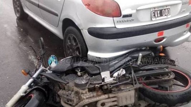 Joven en moto chocó contra un auto y sufrió heridas