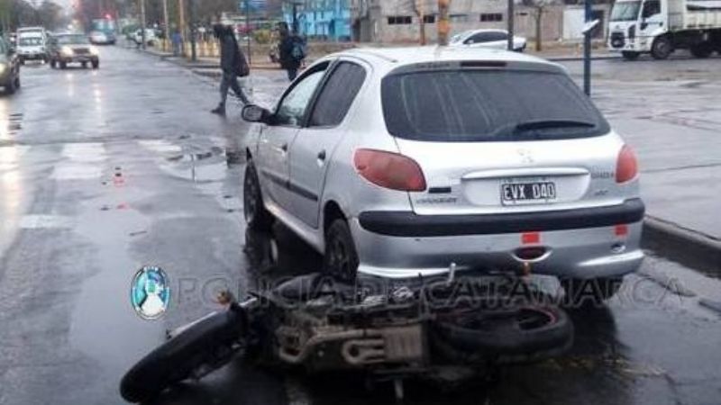 Joven en moto chocó contra un auto y sufrió heridas