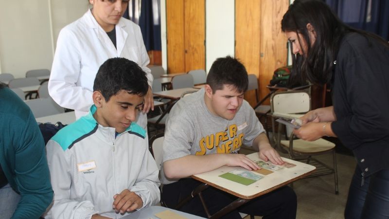 Derecho dicta taller para personas con discapacidad visual