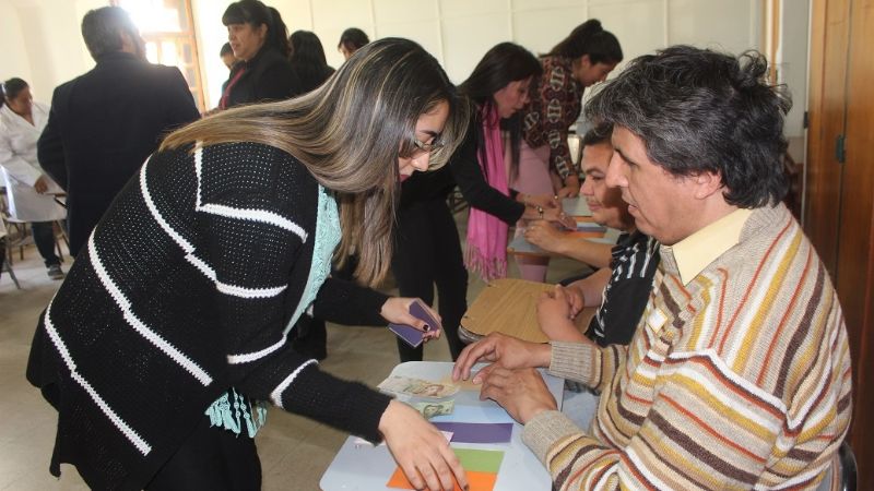 Derecho dicta taller para personas con discapacidad visual