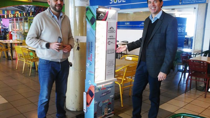 Mejoras en la Terminal y ponen en funcionamiento tótems de carga de celulares
