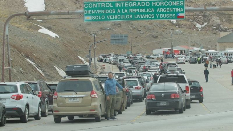Tentados por la devaluación, los chilenos hacen cola para comprar en Mendoza