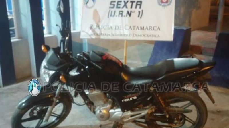 Tras un ilícito, aprehenden a dos jóvenes y secuestran una moto