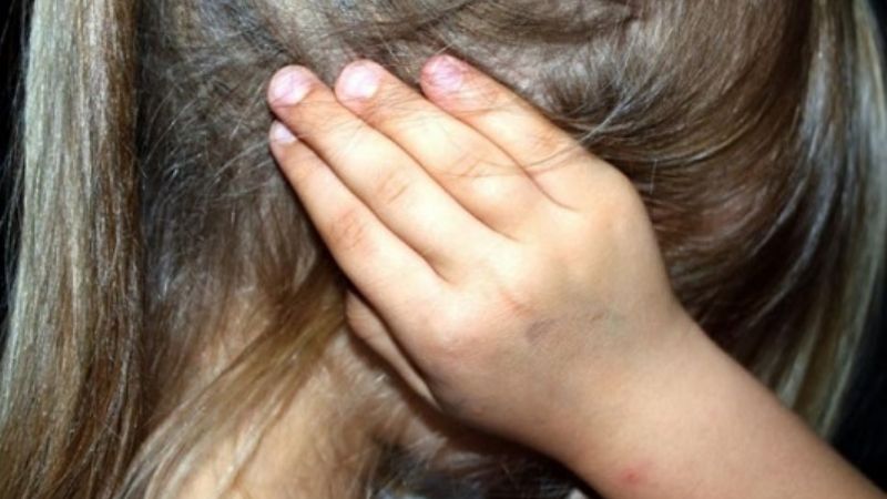 Niña de 10 años fue a la policía y denunció que su madre la había golpeado