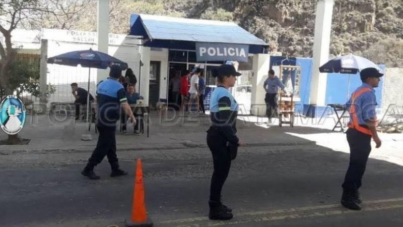 Resguardan a 30 adolescentes en el puesto caminero de Las Rejas