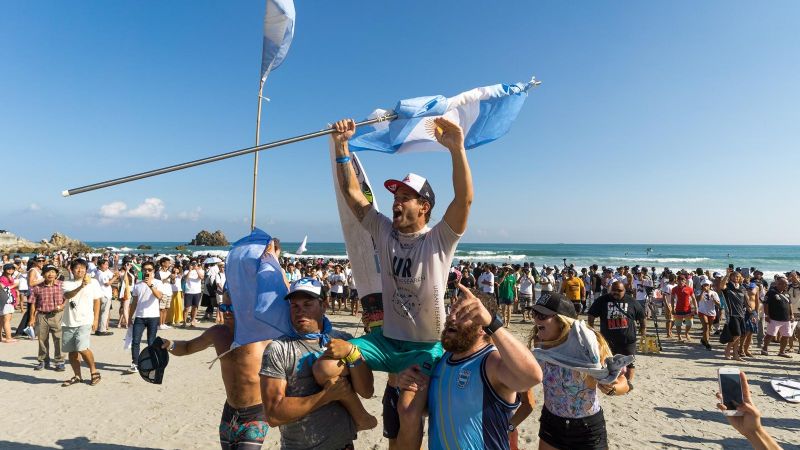 ¡El bicampeón del mundo de surf es argentino!