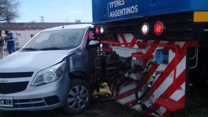 Tren del Argentino Cargas embistió a un auto en Recreo