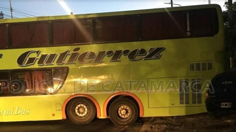 Colectivo descontrolado y sin frenos, chocó contra un auto