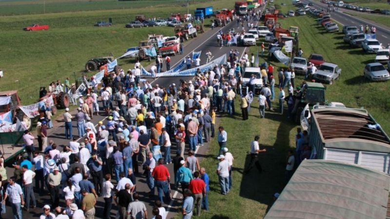 El campo amenaza con ir a las rutas si vuelven las retenciones