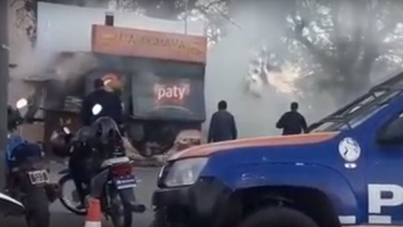 Se prendió fuego un puesto de comidas rápidas