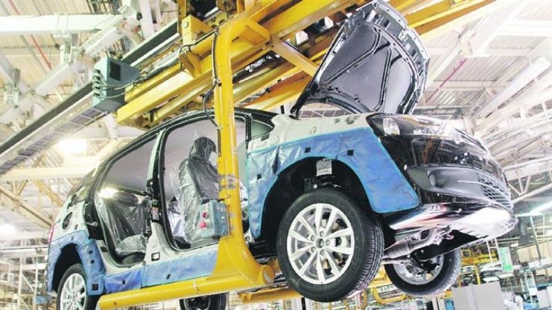 Automotrices suspenden 5.500 operarios, por caída de demanda